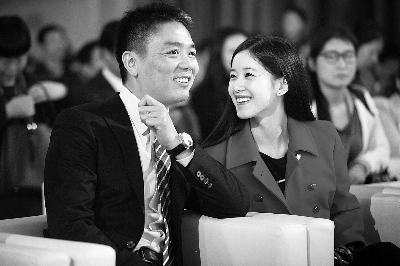 刘强东（左）与奶茶妹妹章泽天