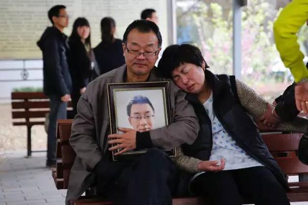 ▲ 魏则西的去世被认为与莆田系医院及百度存在直接关联。图为悲痛欲绝的魏则西父母。