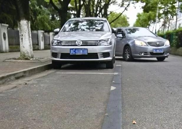 明明停在车位里，为什么还会被贴条罚款？